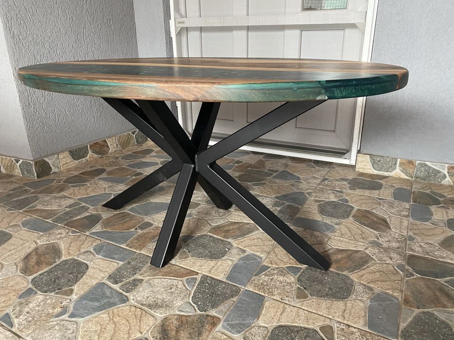 Masă de cafea ovală – Rășină epoxidică + lemn de nuc, picioare spider