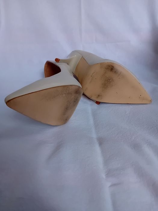 Vând pantofi stiletto crem