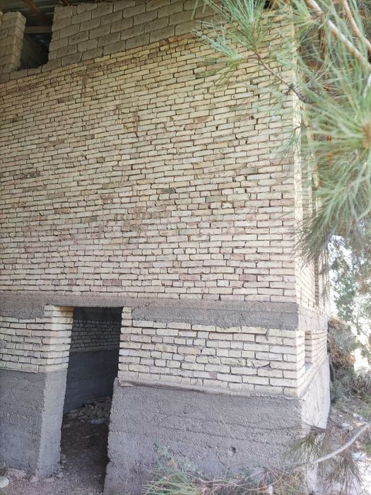 Атрофи уралган ер участка сотилади