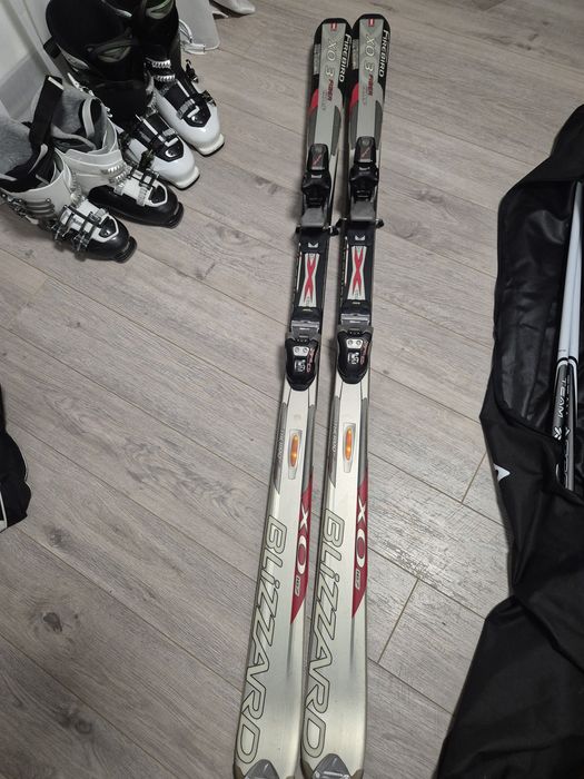 Echipament schi:casca,clapari,schiuri