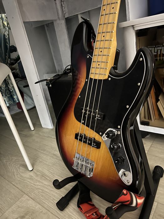 Бас гитара с усилителем