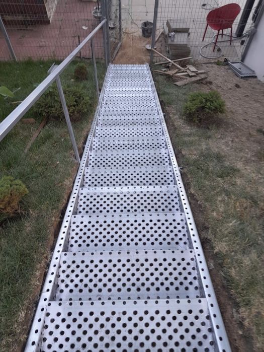 Vând scarii metalice zincate exterioare și pentru incendii , platforme