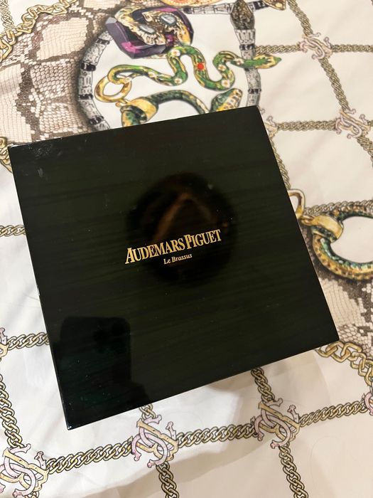 Дамски часовник с камъни AP