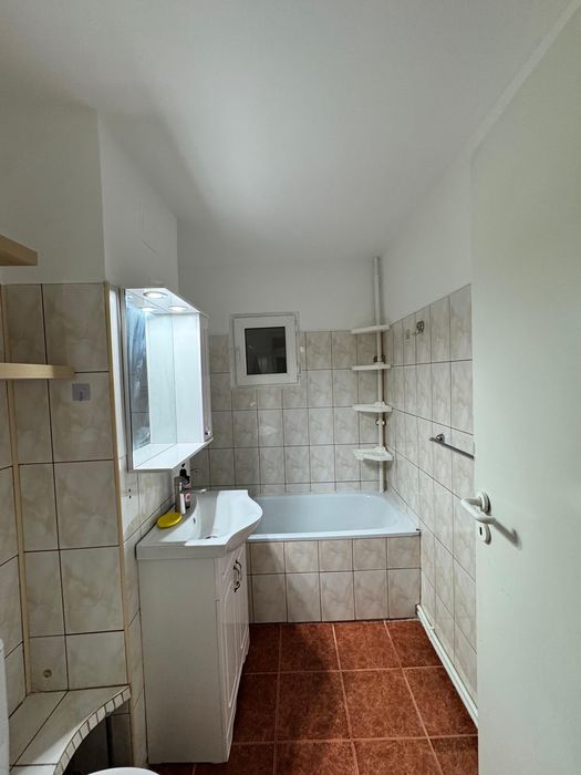 Apartament de vanzare zona Buzaului, spatele scolii nr. 2, doua camere, decomandat