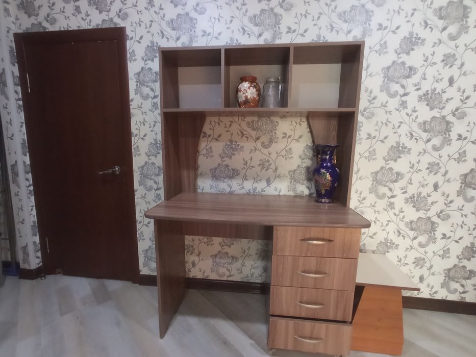 Продам компьютерный стол в отличном состоянии