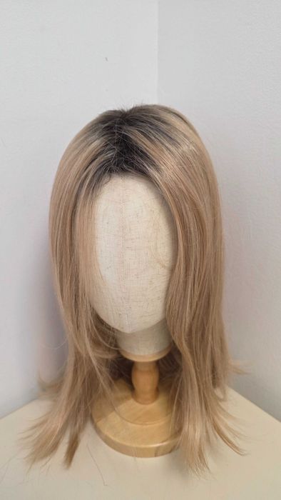 Perucă HAIRCUBE blond bej cu rădăcini închise, bob lung până la umeri
