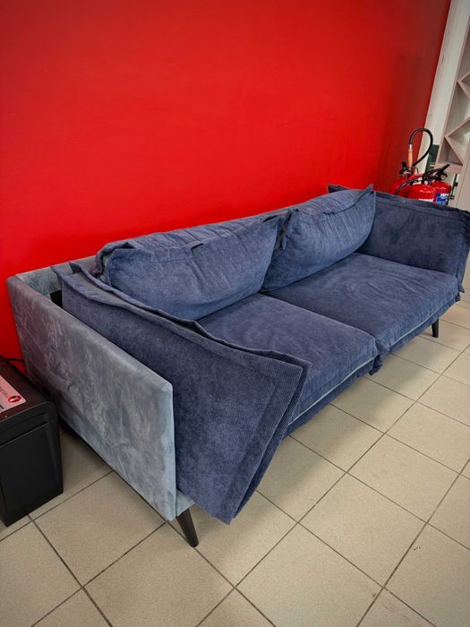 Тъмносин триместен диван