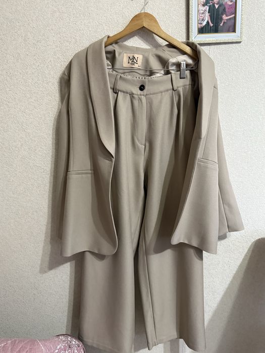 Продам новый брючный костюм