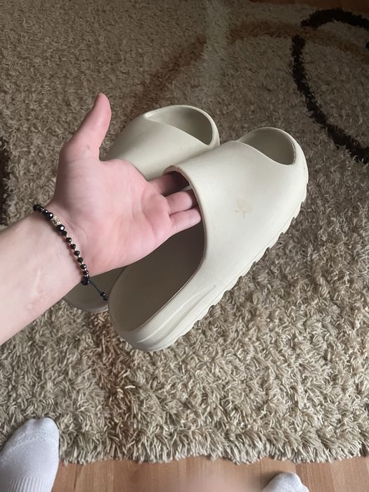 yeezy slides marimea 42 cu un sg defect