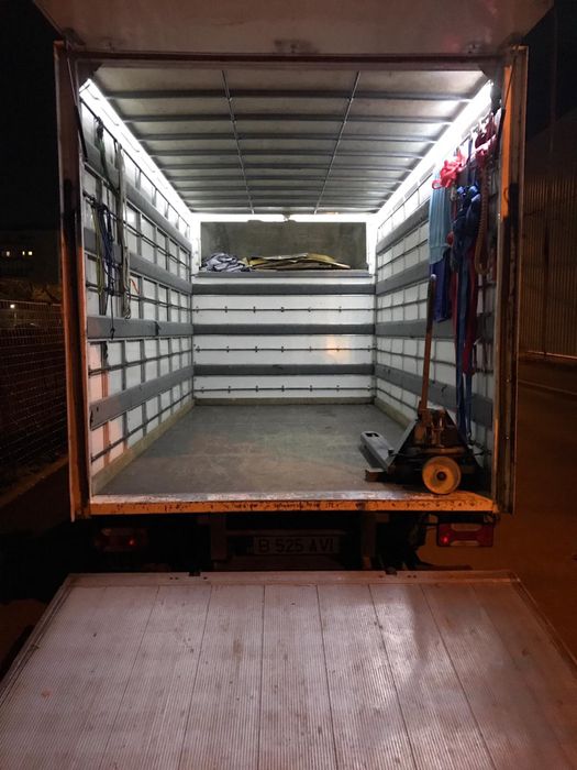 Transport mutari relocari depozitare mobila marfa utilaje moto duba camion cu lift si liza transpalet