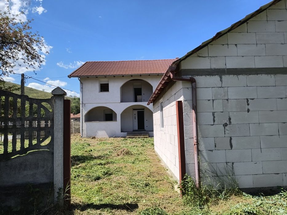 Casă de vânzare ,garaj și grădină,in comuna Pui