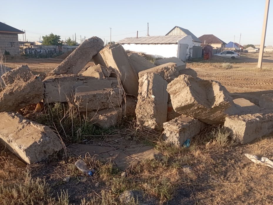 Отдам даром бетонные блоки.