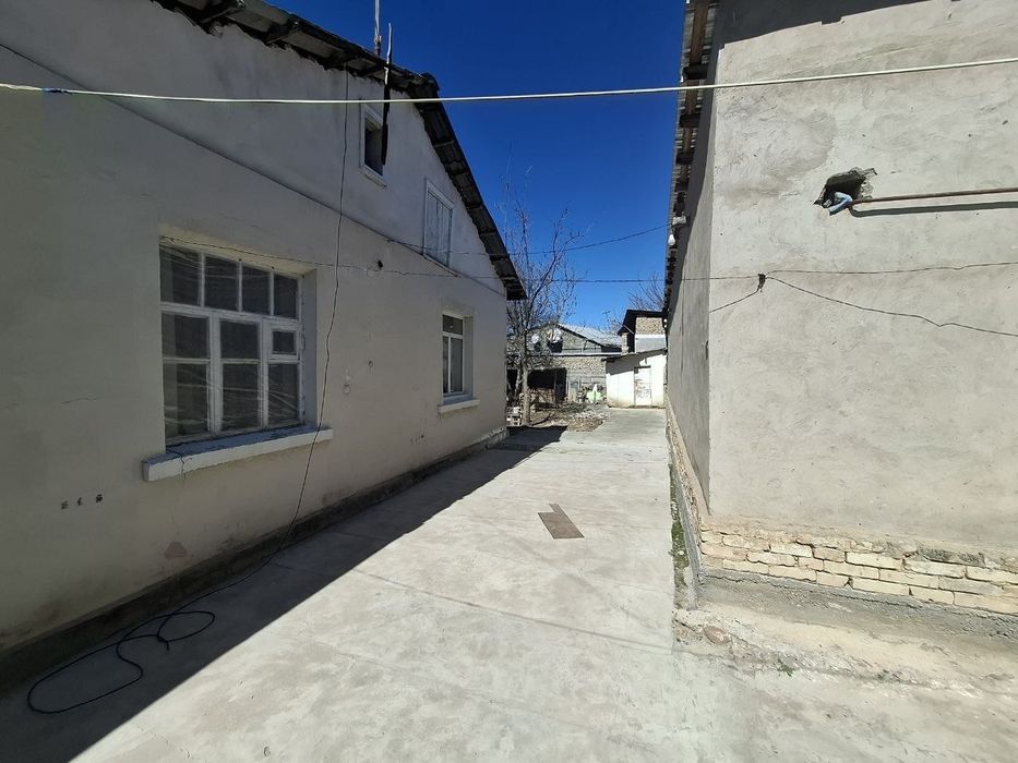 Ховли Уй сотилади Чирчик шахрида 1 азочик 6 сотик 4 хона йулга якин