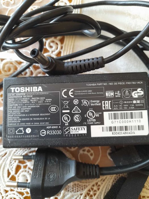 Продавам оригинални употребявани кабелни зарядни за лаптопи Тошиба