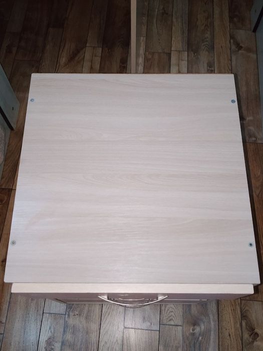 Продаётся письменный стол с тумбочкой.