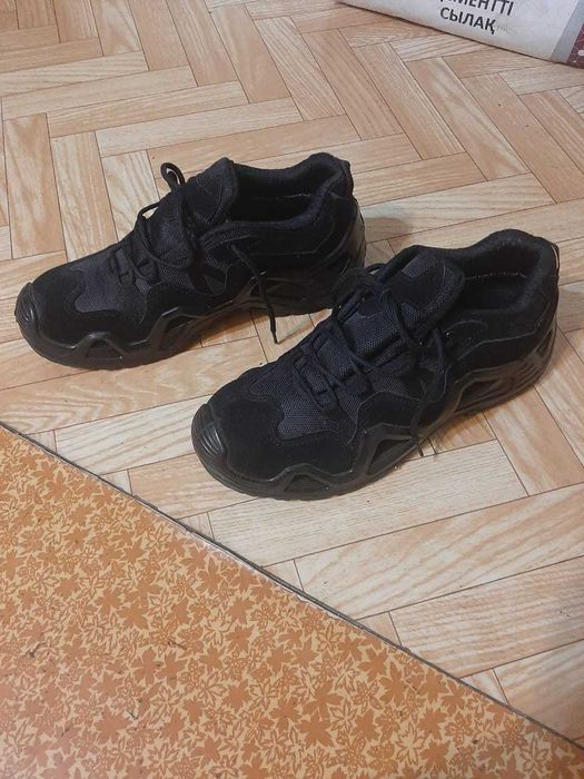 Срочно продам новые кроссовки LOWA