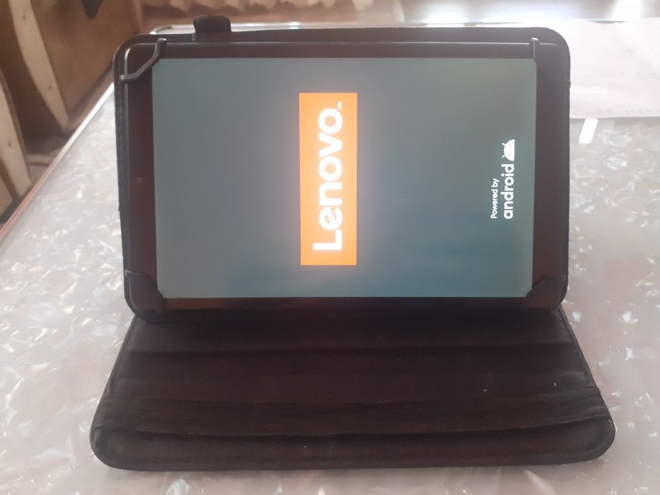 Tableta M8 nou-nouta cu husa.