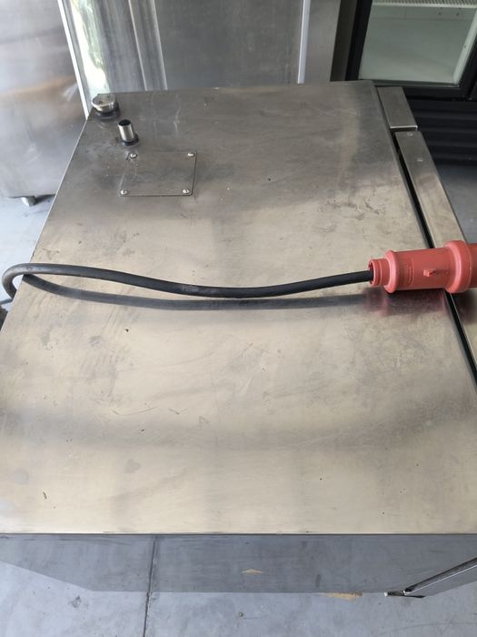 Конвектомат -- 5 тави ; 6 kw.