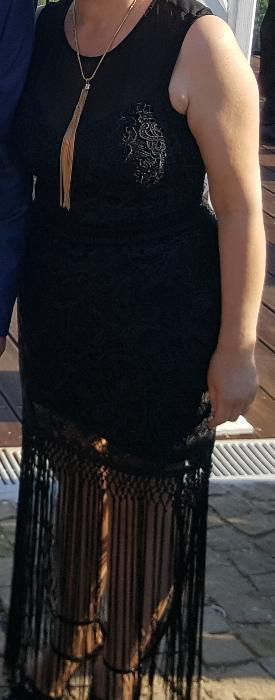 Продавам черна дантелена рокля