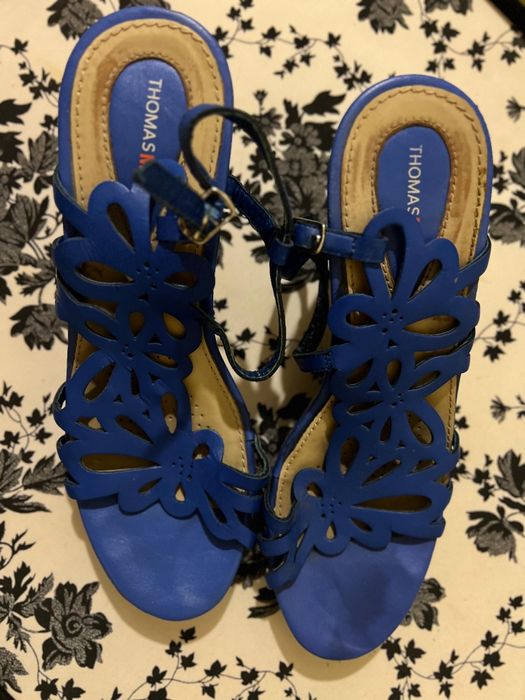 Босоножки на танкетке