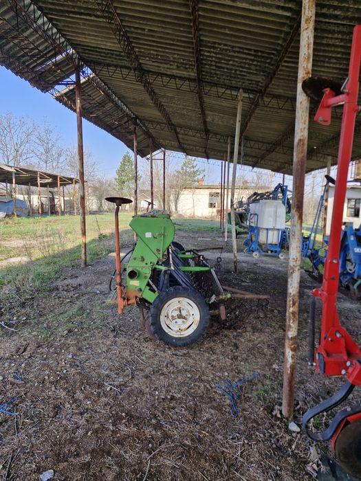 Vând tot ce se vede, doua semanatori si instalatia de erbicidat!