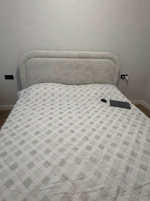 Продам спальную кровать и стол со стульями