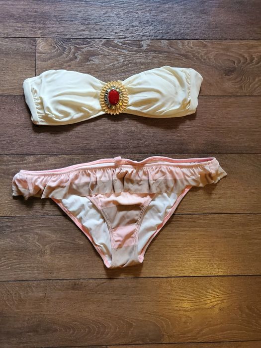 Страхотен бански Victoria Secret с брошка Размер S.