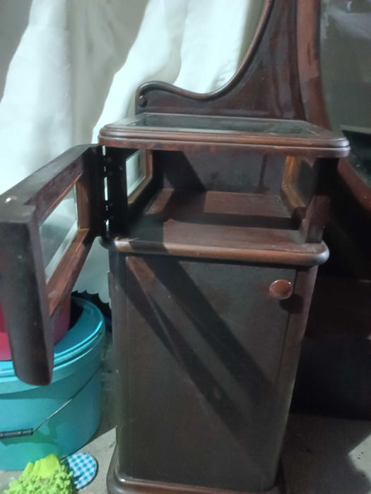 Продавам старинна тоалетка с огледало
