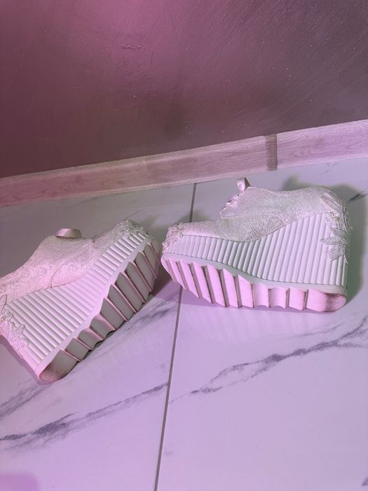 Сватбени обувки с дантела