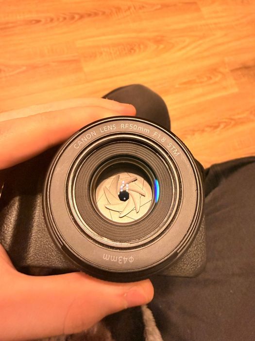 Canon R50 + Obiectiv Rf 50mm f.18 (Verificare in Bucuresti)