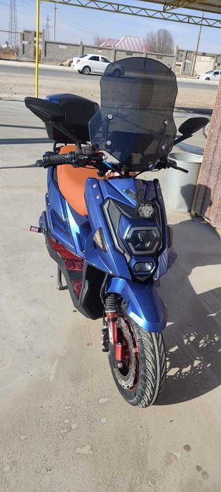 Sportivni skuter sotiladi