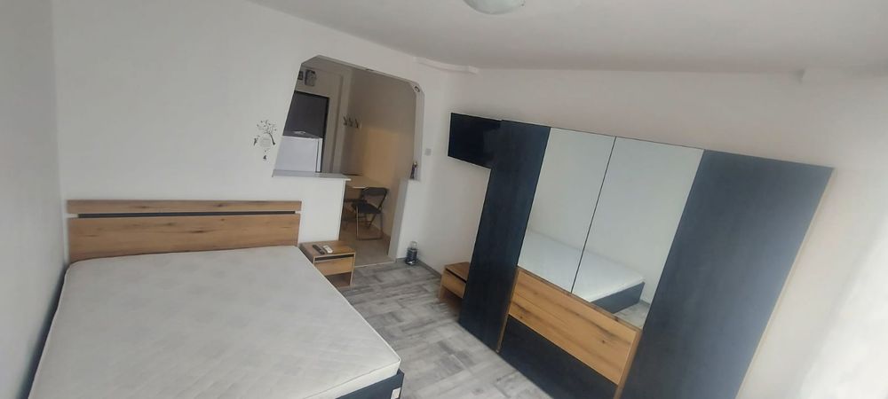 Vand camera de camin in fata liceului de Chimie