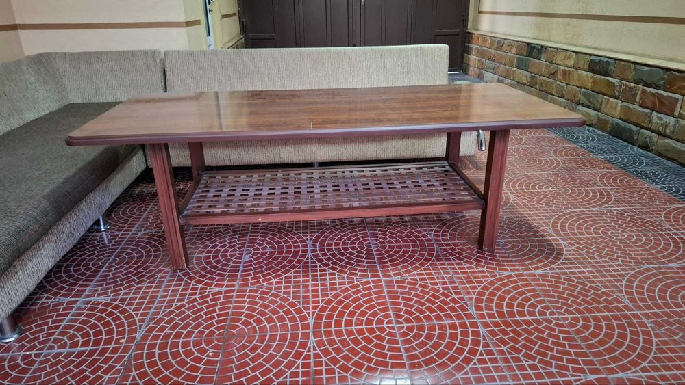 Komplekt tabiiy yog‘ochli stol bilan burchakli divan sotiladi