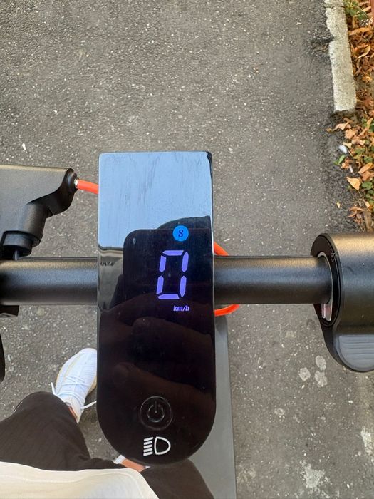 Vând trotineta electrica Xiaomi 4 lite