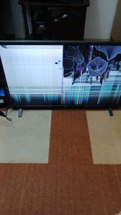 LG 32 инча за части, счупена матрица.