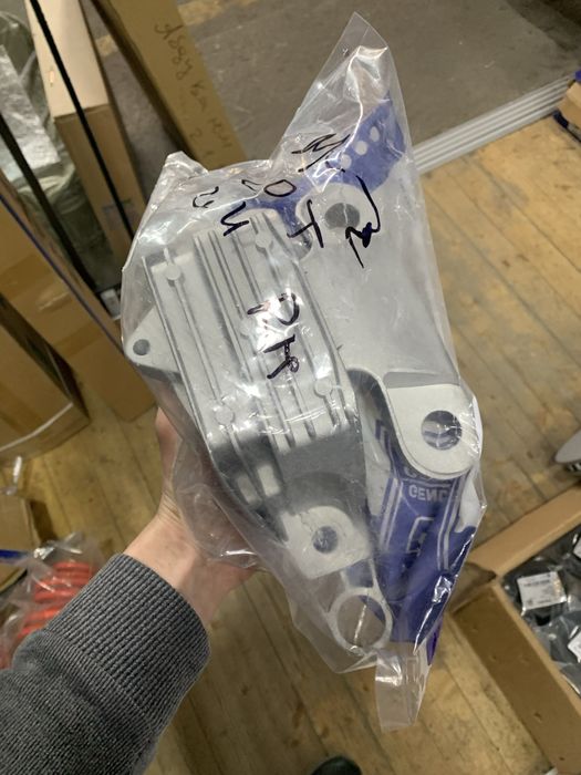 Подушка мотор и коробка Malibu2