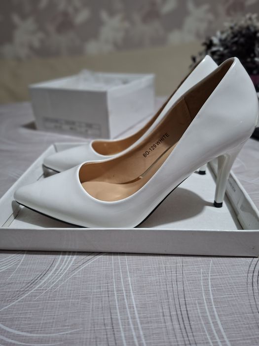 Класически бели токчета за повод – Размер 38