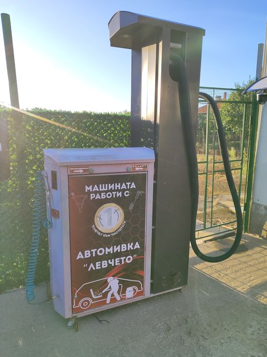 Професионална прахосмукачка и въздух за автомивка на самообслужване.