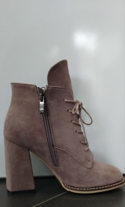 Нови дамски боти от бежов  еко велур-за  елегантна визия.36,38,39,40.