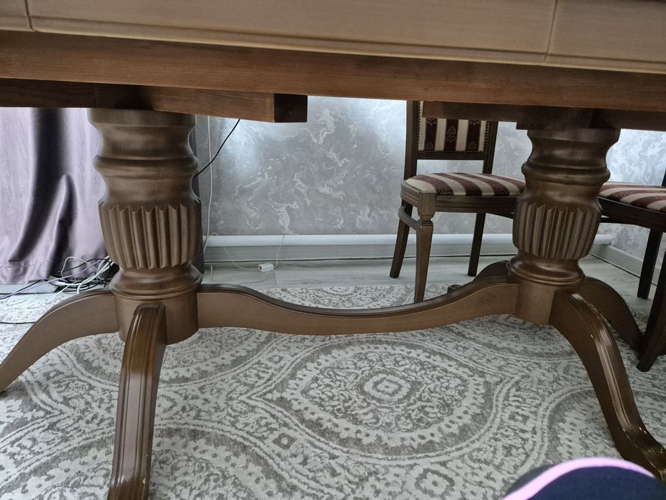 Продам гостевой стол классический