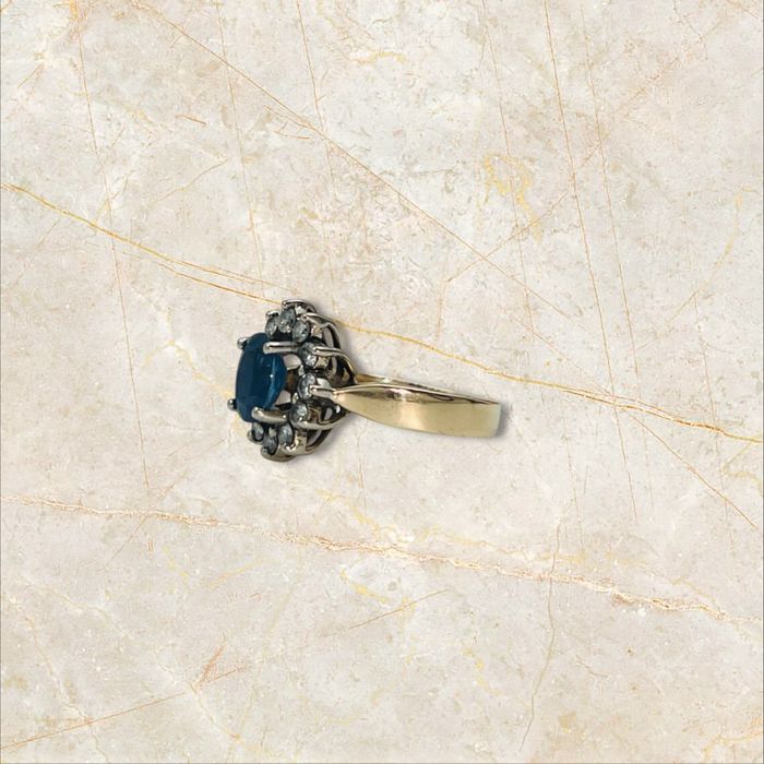 Луксозен златен пръстен 14К със сапфир и диаманти