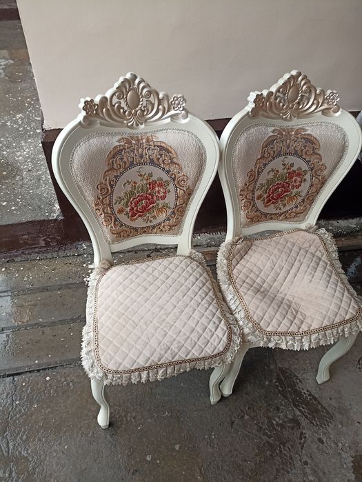 Yumshoq stullar sotiladi.