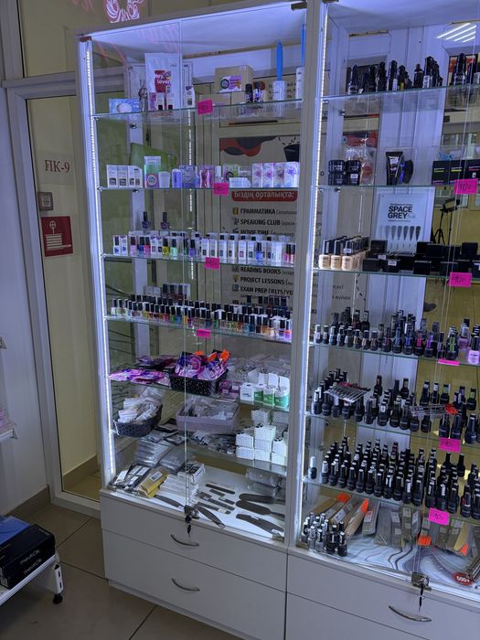 Витрина  (белый дсп) , стеклянные полки