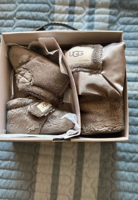 Set nou nascut UGG ghetute + paturica