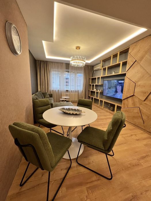 Дава се под наем Тристаен апартамент в София, Център - 80 кв.м за 1345.38 € - Снимка #2