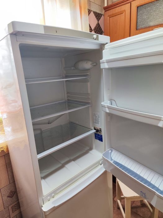 Продам холодильник indesit R600a