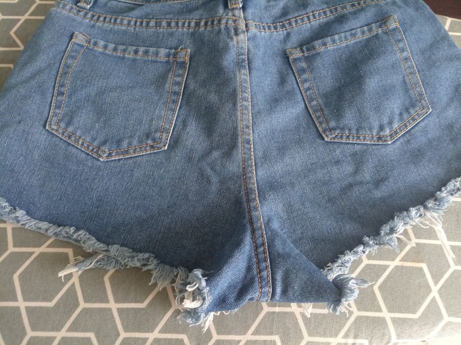 Pantaloni scurți blugi damă. M