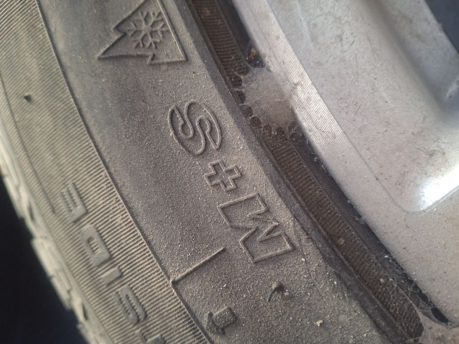 Продам зимние шины с дисками от малибу 1 состояние идеалное без трешин