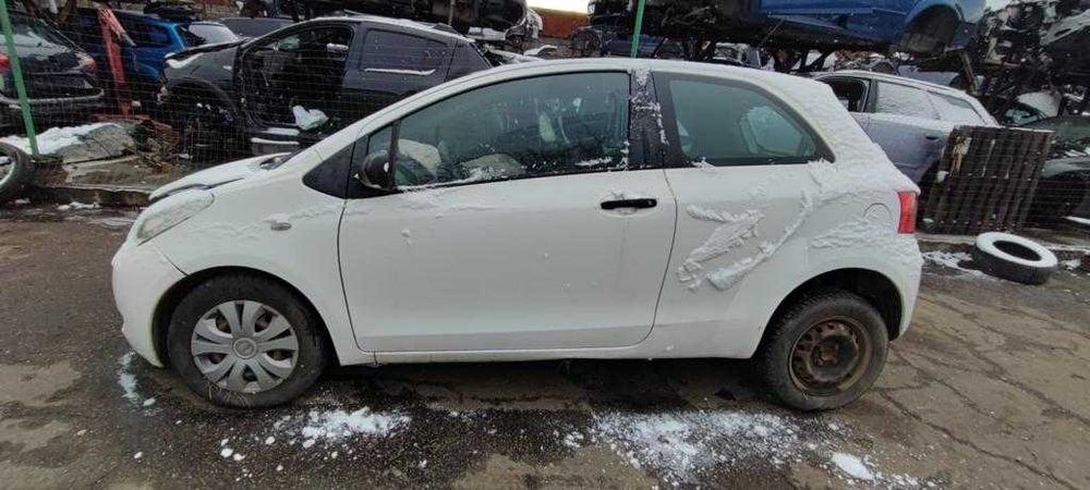 Dezmembrez Toyota Yaris 1.0 benzina an 2007 cod motor 1KR-FE