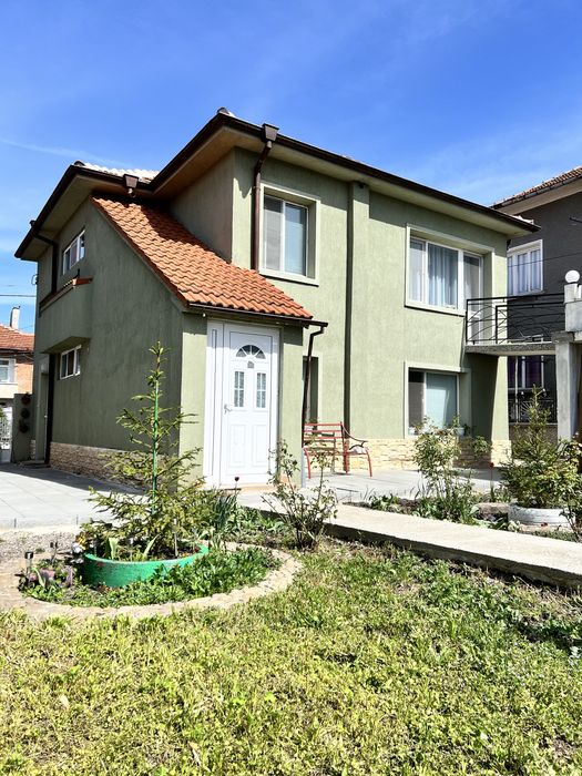 Къща продавам на два етажа